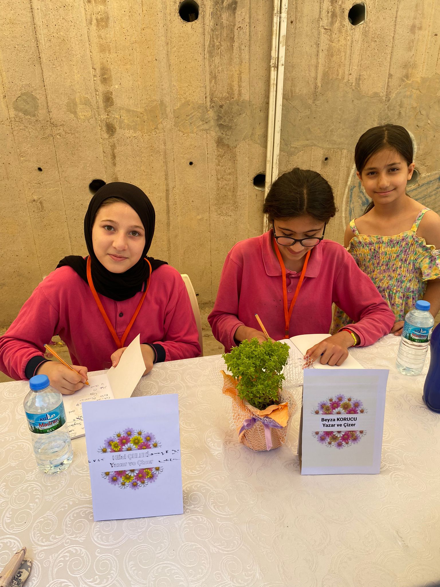 15 TEMMUZ ŞEHİTLERİ KIZ ANADOLU İMAM HATİP LİSESİ FEN VE SOSYAL BİLİMLER PROJE OKULU'NDA FESLEĞENLERDEN ÖYKÜLER KİTABININ İMZA GÜNÜ HEYECANI