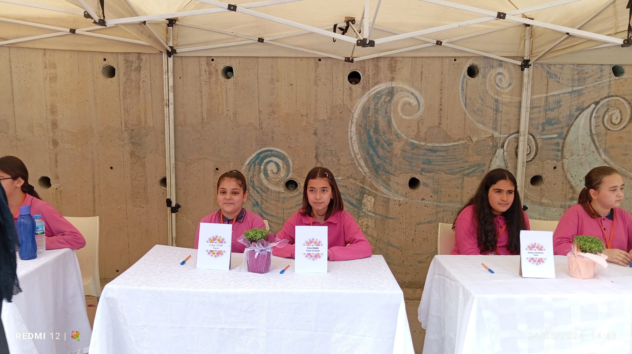 15 TEMMUZ ŞEHİTLERİ KIZ ANADOLU İMAM HATİP LİSESİ FEN VE SOSYAL BİLİMLER PROJE OKULU'NDA FESLEĞENLERDEN ÖYKÜLER KİTABININ İMZA GÜNÜ HEYECANI