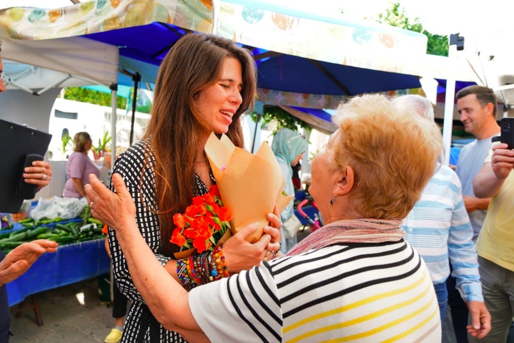 ÇEŞME’DE MAHALLE ZİYARETLERİ HIZ KESMEDEN DEVAM EDİYOR…