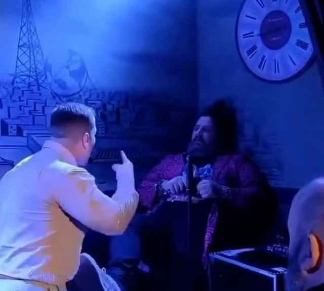 Kızgın baba, Komedyen Caravaca'ya yumruk attı