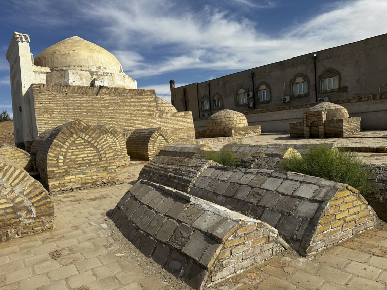 Özbekistan'da yeraltı suyu zemine yakın olduğu için ölenler toprağın üstüne defnediliyor