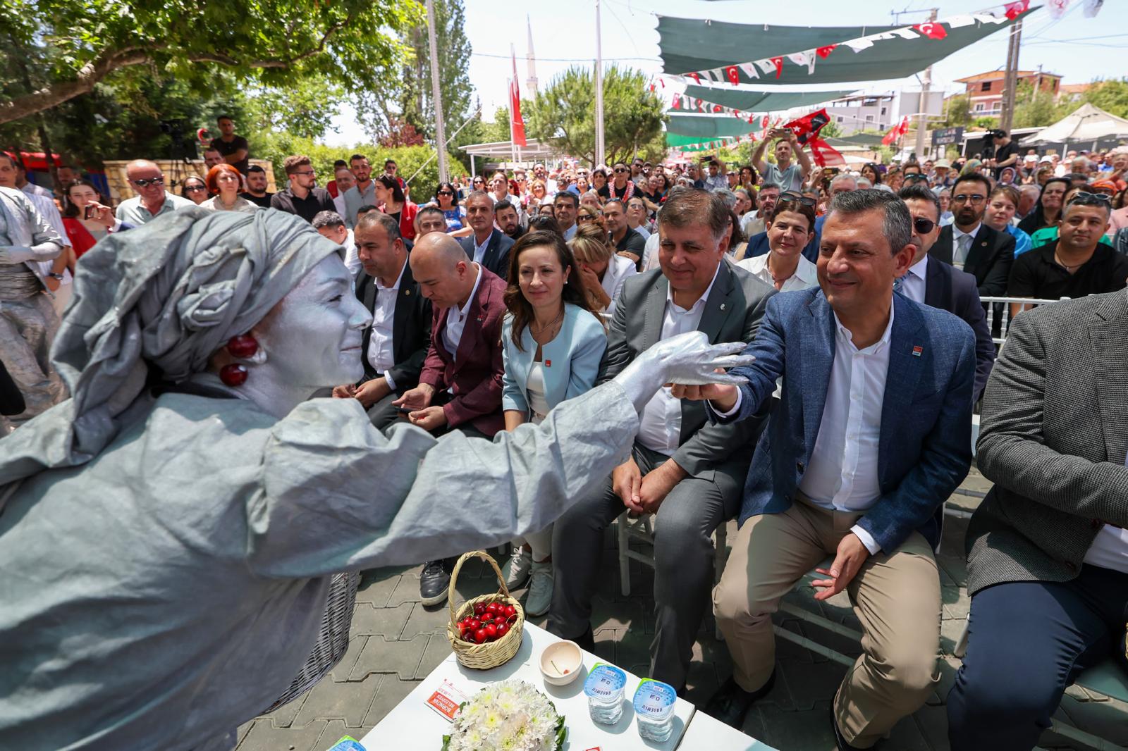 CHP Genel Başkanı Özgür Özel, Bornova Kiraz Festivali'nde konuştu: "İzmir ikinci memleketim"
