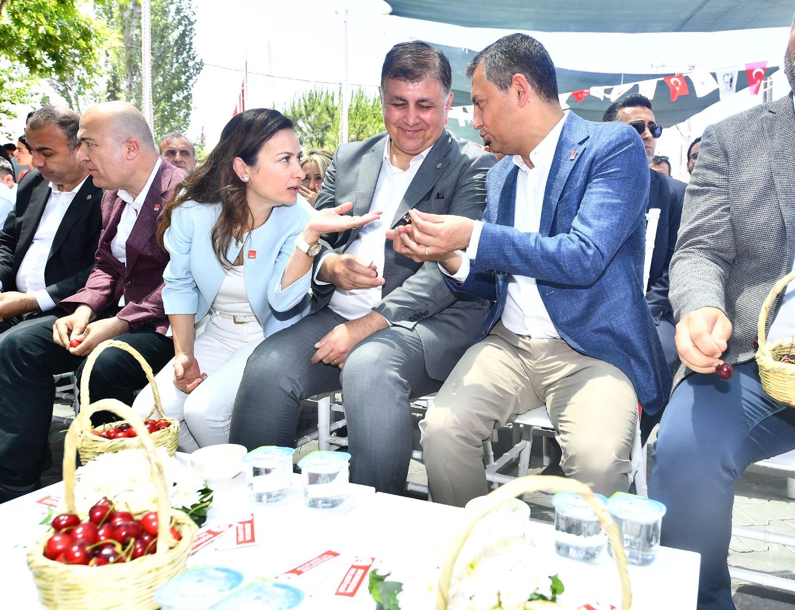 CHP Genel Başkanı Özgür Özel, Bornova Kiraz Festivali'nde konuştu: "İzmir ikinci memleketim"