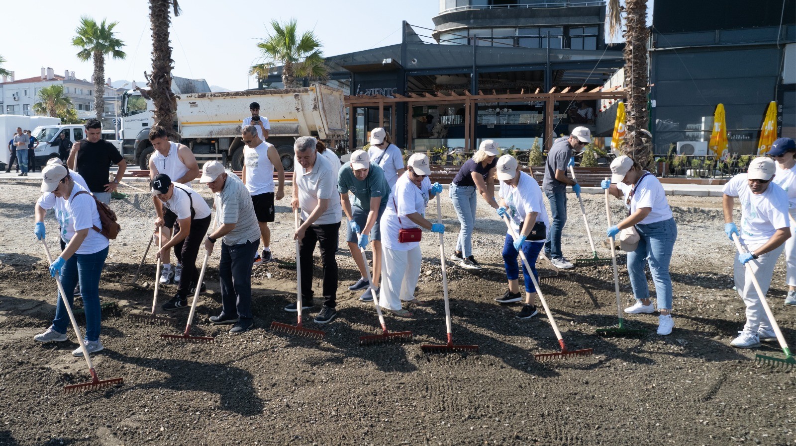 Güzelbahçe Belediyesi sahili tertemiz yaptı