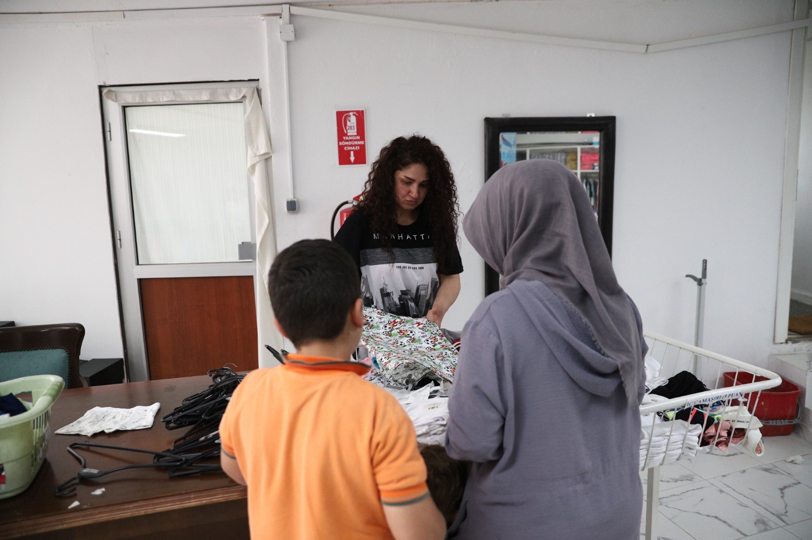 Konak'tan bir dayanışma daha: Bayramlıklar Giysi Market'ten