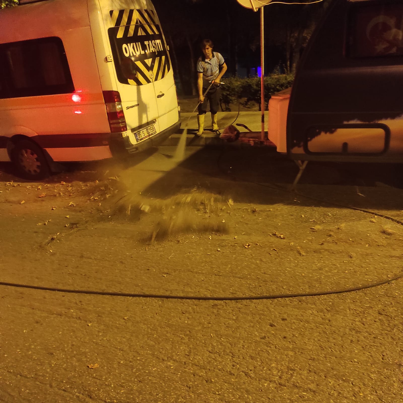 Karabağlar’da gece gündüz temizlik mesaisi