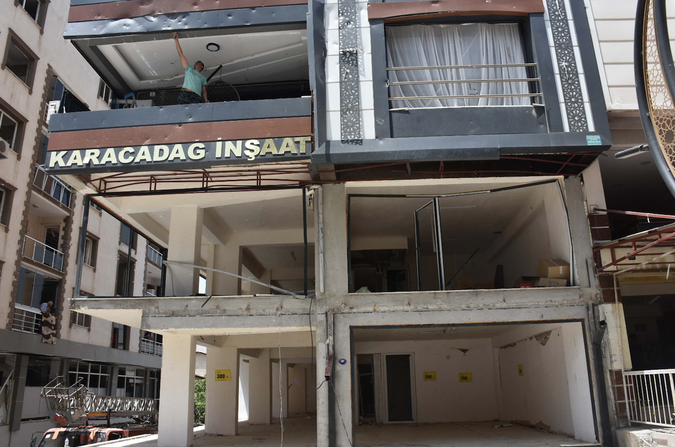 Patlamanın olduğu sokakta temizlik ve onarım