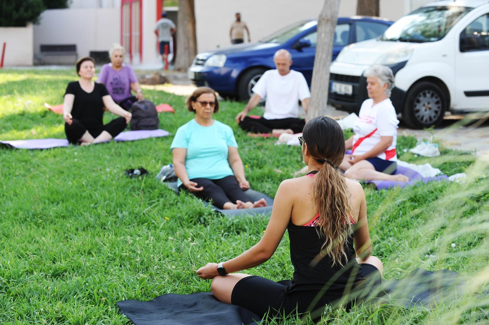 Karşıyakalılar günü sporla karşılıyor