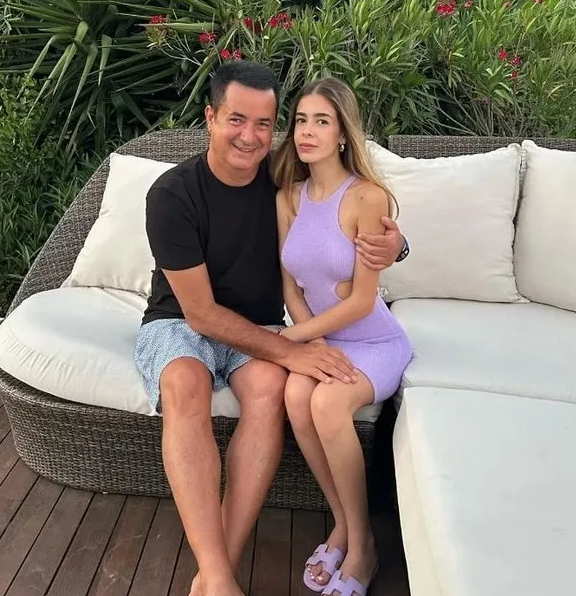 Annesi Yasemin Ilıcalı'yı paylaştı, yorumlar art arda geldi: Bu yaşta neden silikon?