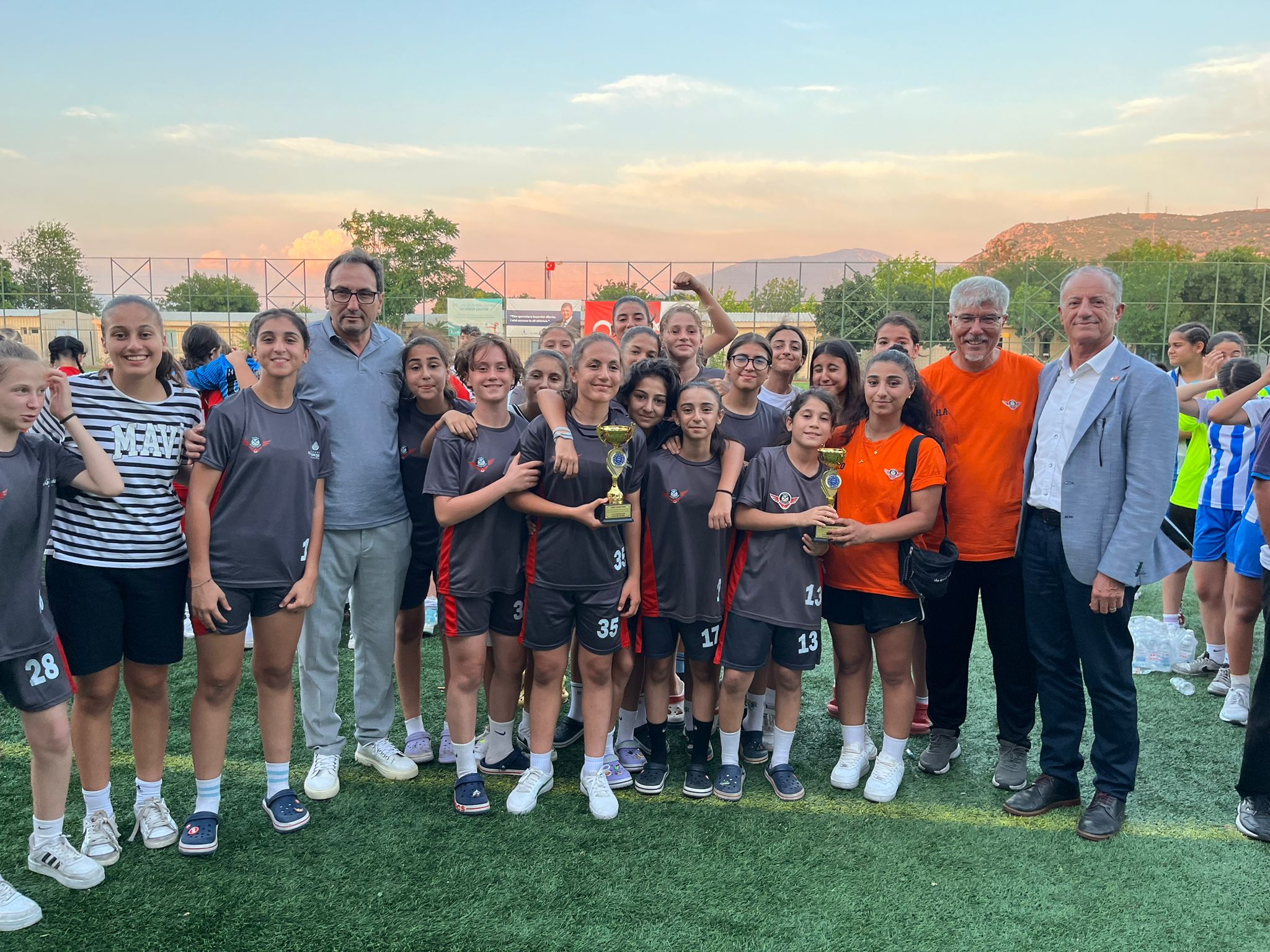 İzmir’in futbolcu kızları geleceğe umut oldu