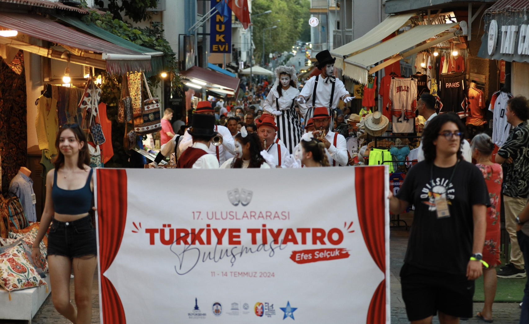 EFES SELÇUK TİYATRO İLE BULUŞTU