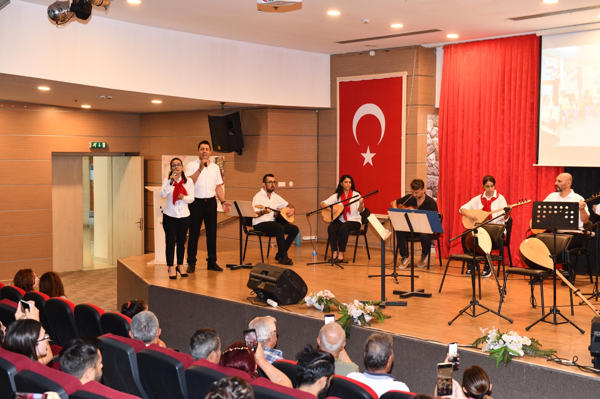 Çiğli Belediyesi Bağlama Kursiyerlerinden Eşsiz Konser