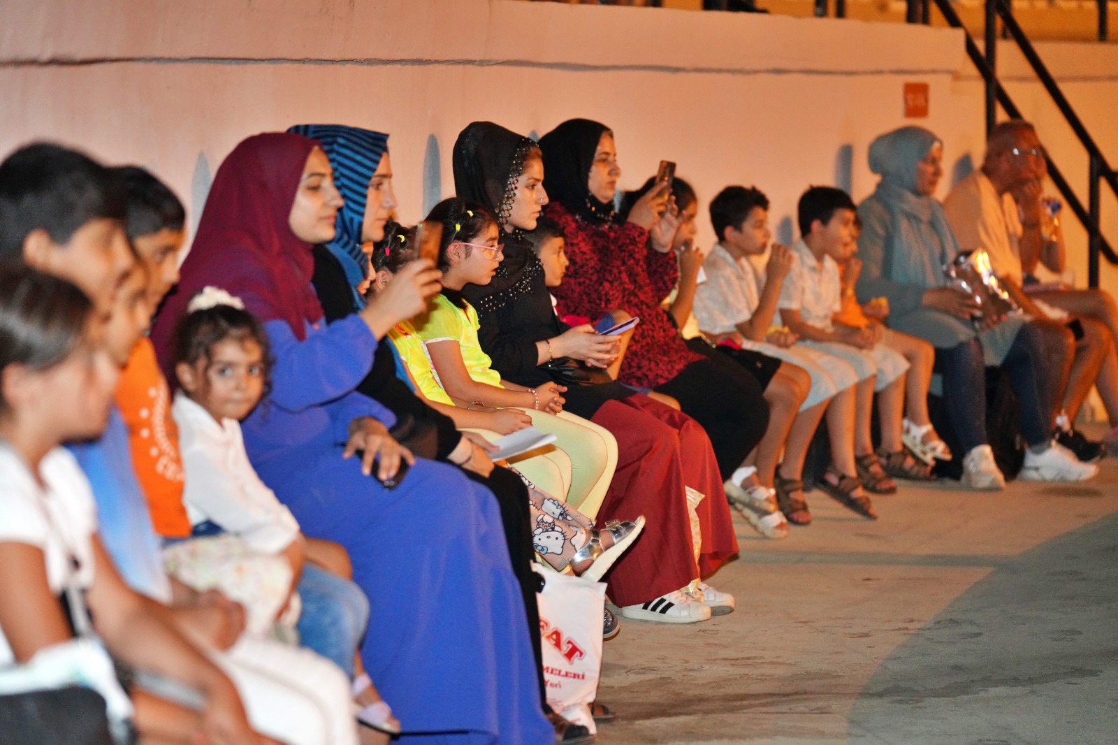Kadifekaleli çocuklar “Efsane Dinozorlar” gösterisini izledi