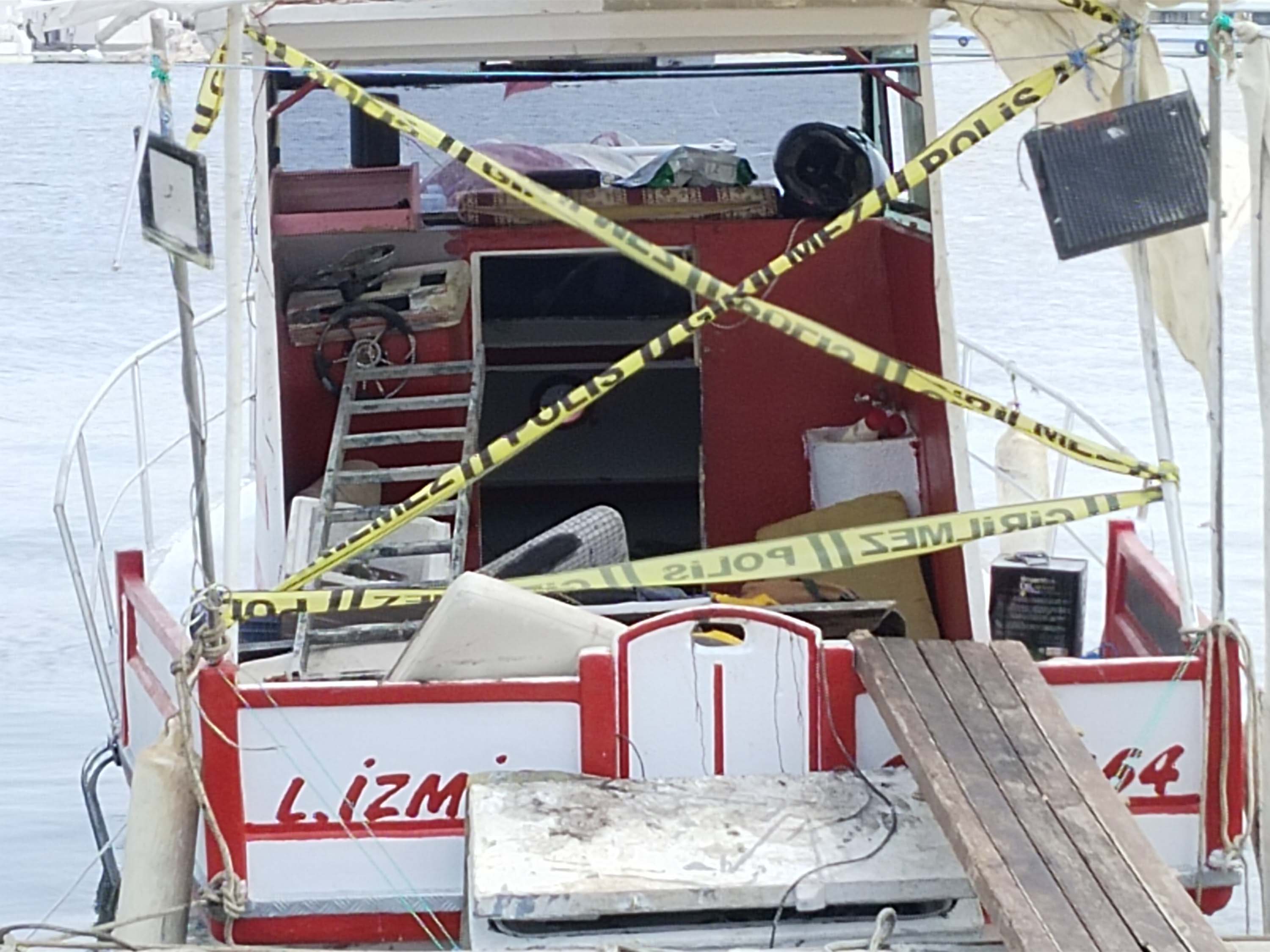 Karşıyaka ilçesinde bir teknede buzdolabına gizlenmiş kadın cesedi bulundu.