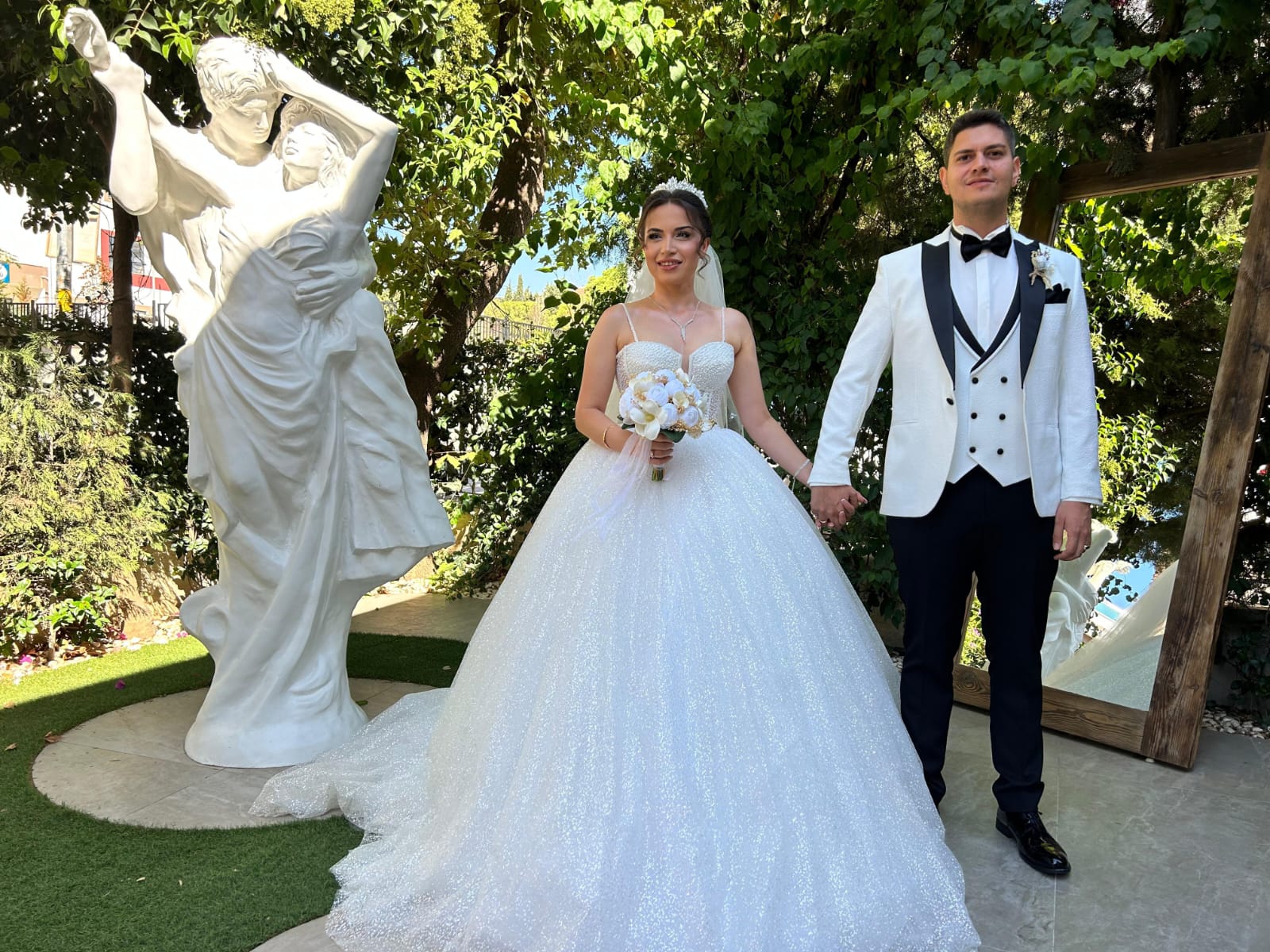 Uslu ve Akdeniz ailelerinin mutlu günü : Deniz ve Doğukan dünya evine girdi