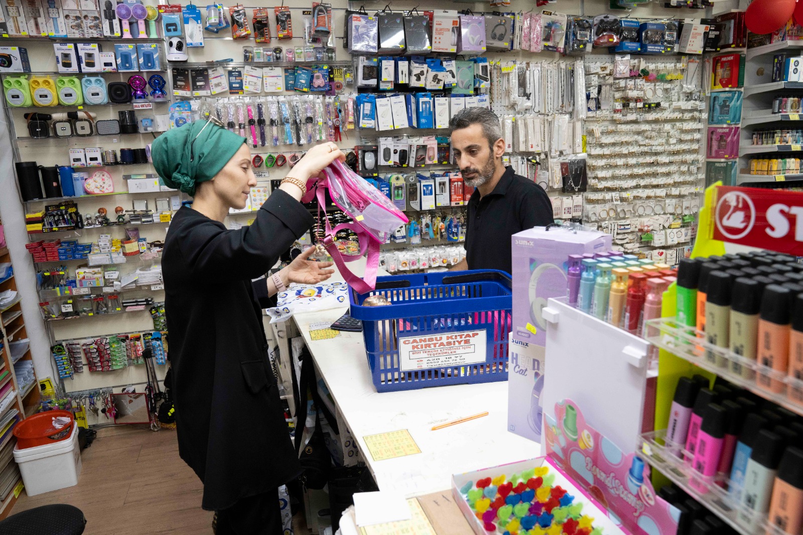 Kırtasiye desteği hem velilerin hem de esnafın yüzünü güldürdü