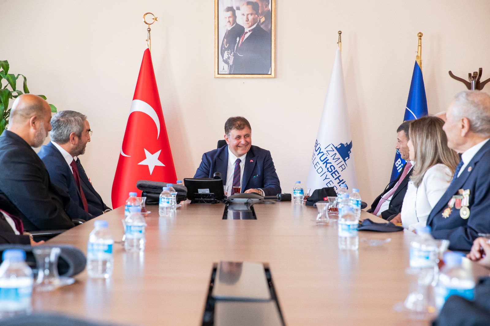 Başkan Tugay gazi derneklerini makamında ağırladı “Bizim için değerlisiniz”