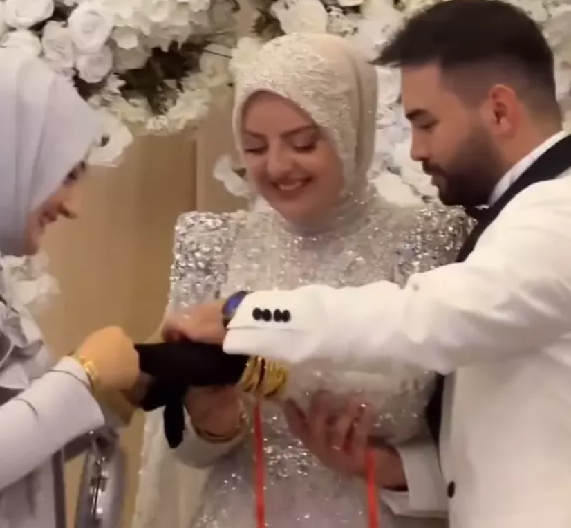 Kadir Ezildi bir nişan töreni daha yaptı! Kayınvalide, gelinine bir tepsi altın taktı