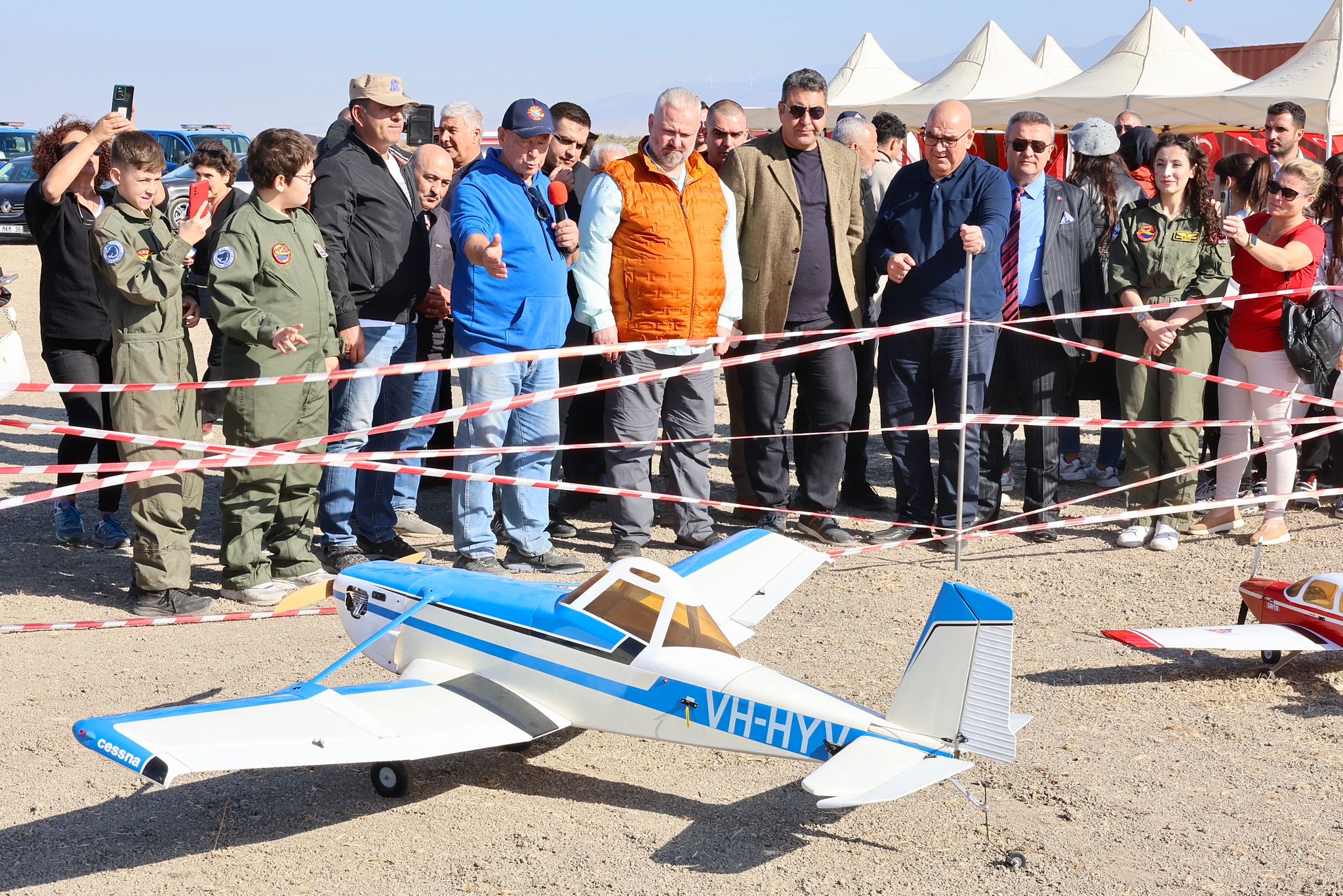 MENEMEN'DE BİNLER, CUMHURİYET AŞKIYLA YÜRÜDÜ