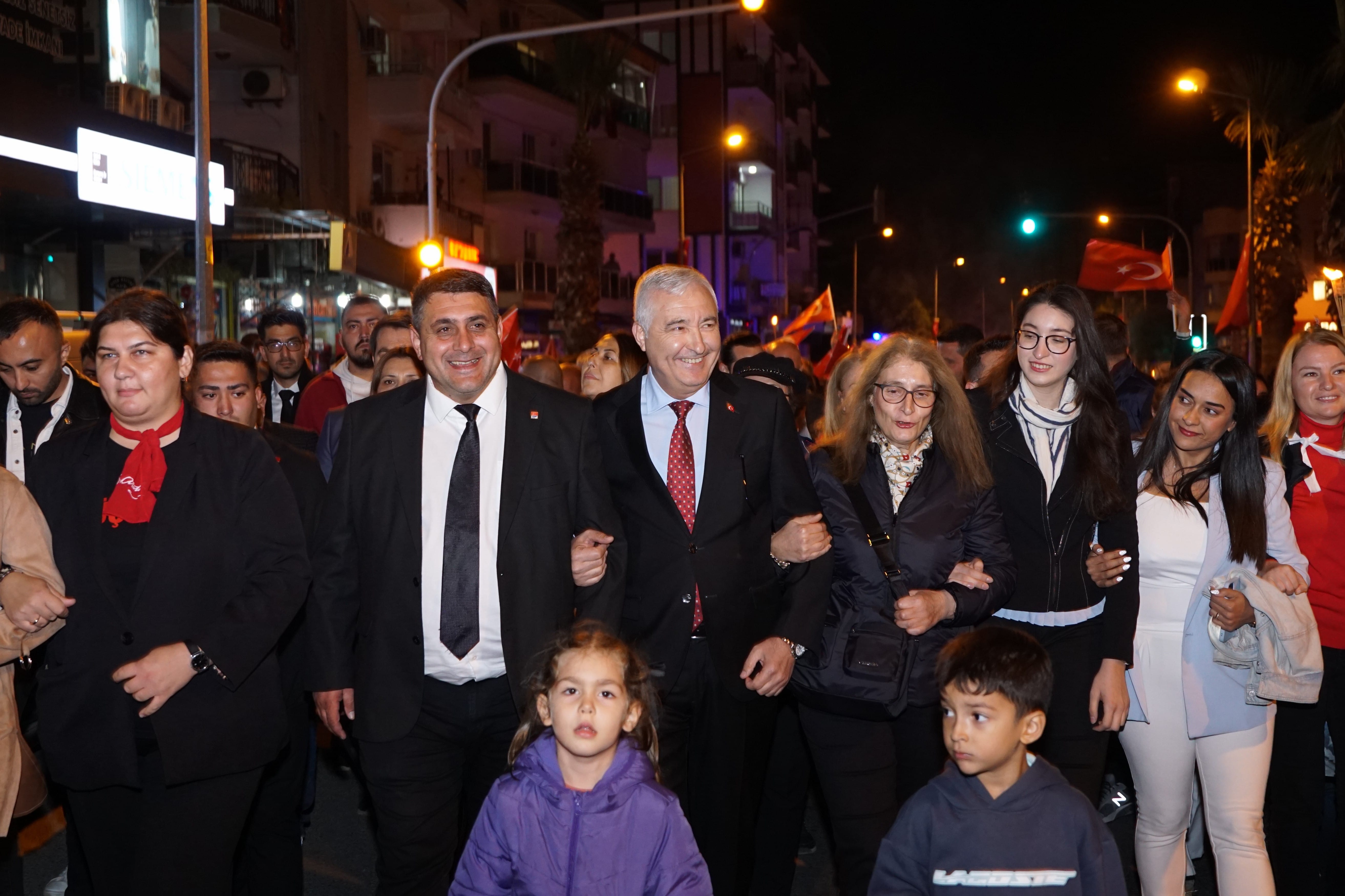 KEMALPAŞA’DA COŞKULU FENER ALAYI; TÜRKMEN, ‘’ CUMHURİYET DÜNÜMÜZ, BUGÜNÜMÜZ, YARINIMIZ.’’