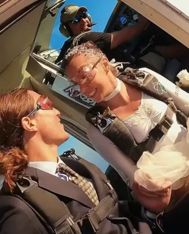 "Dünyanın en çekici paraşütçüsü" gökyüzünde evlendi