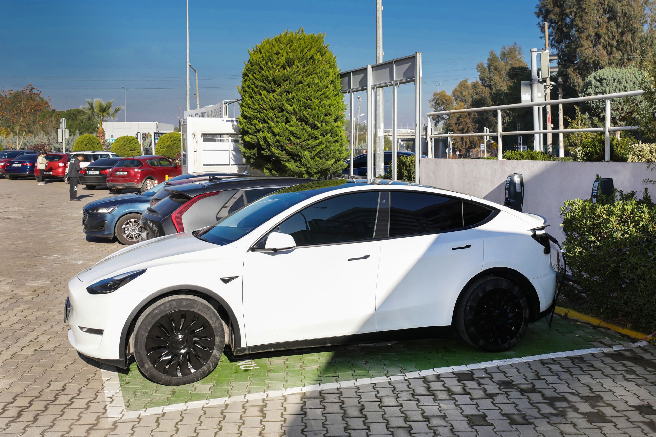 NARLIDERE’DE, ELEKTRİKLİ ARAÇ ŞARJ İSTASYONLARI DEVREDE