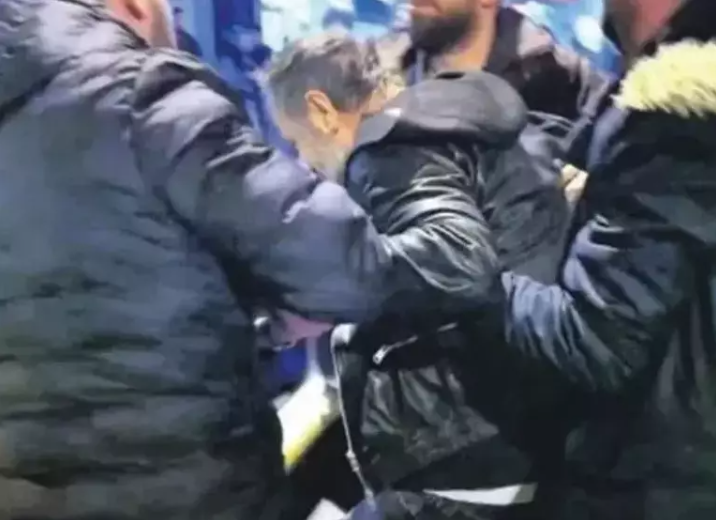 Nejat İşler'in olaylı gecesi! Bir anda yere yığıldı