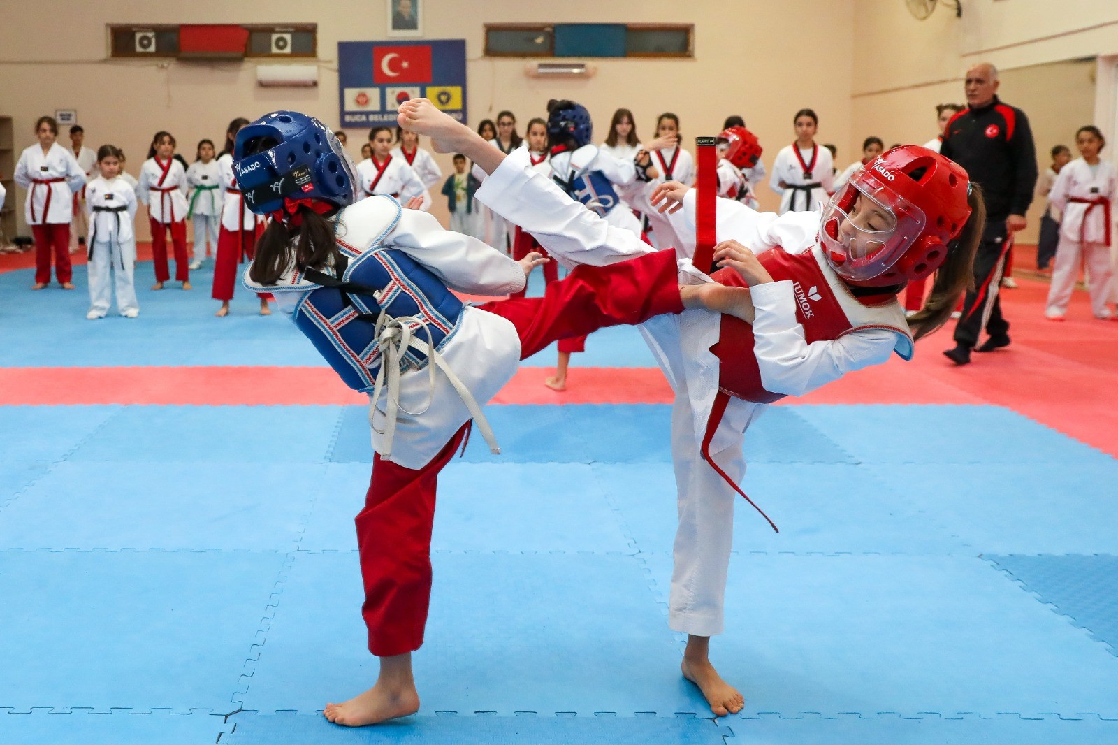 BUCA BELEDİYESİ'NİN KIŞ SPOR KURSLARINA BÜYÜK İLGİ