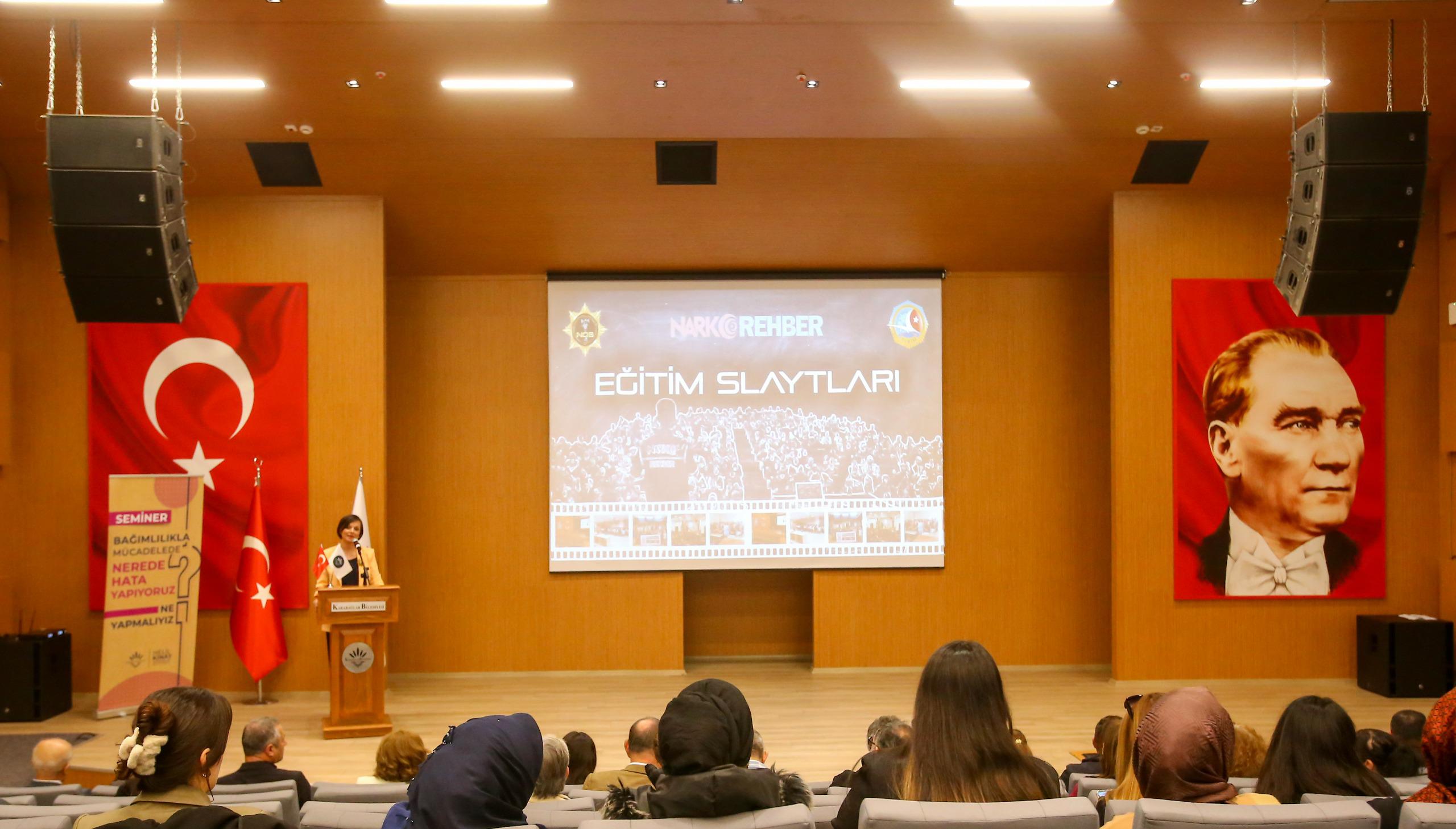 Karabağlar Belediyesi’nin bağımlılık seminerleri yoğun ilgi görüyor