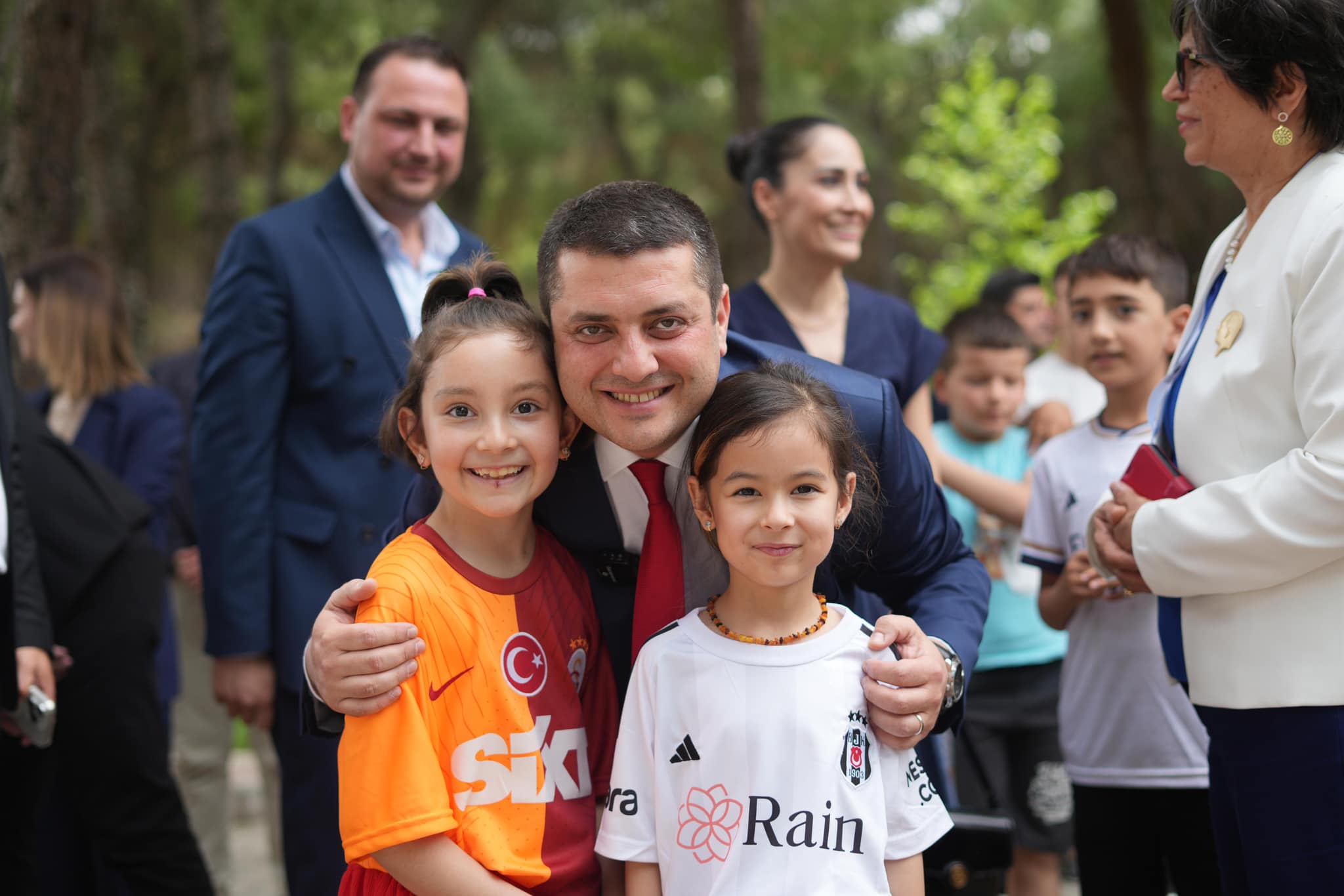 Başkan Demir'den çocuklara karne hediyesi