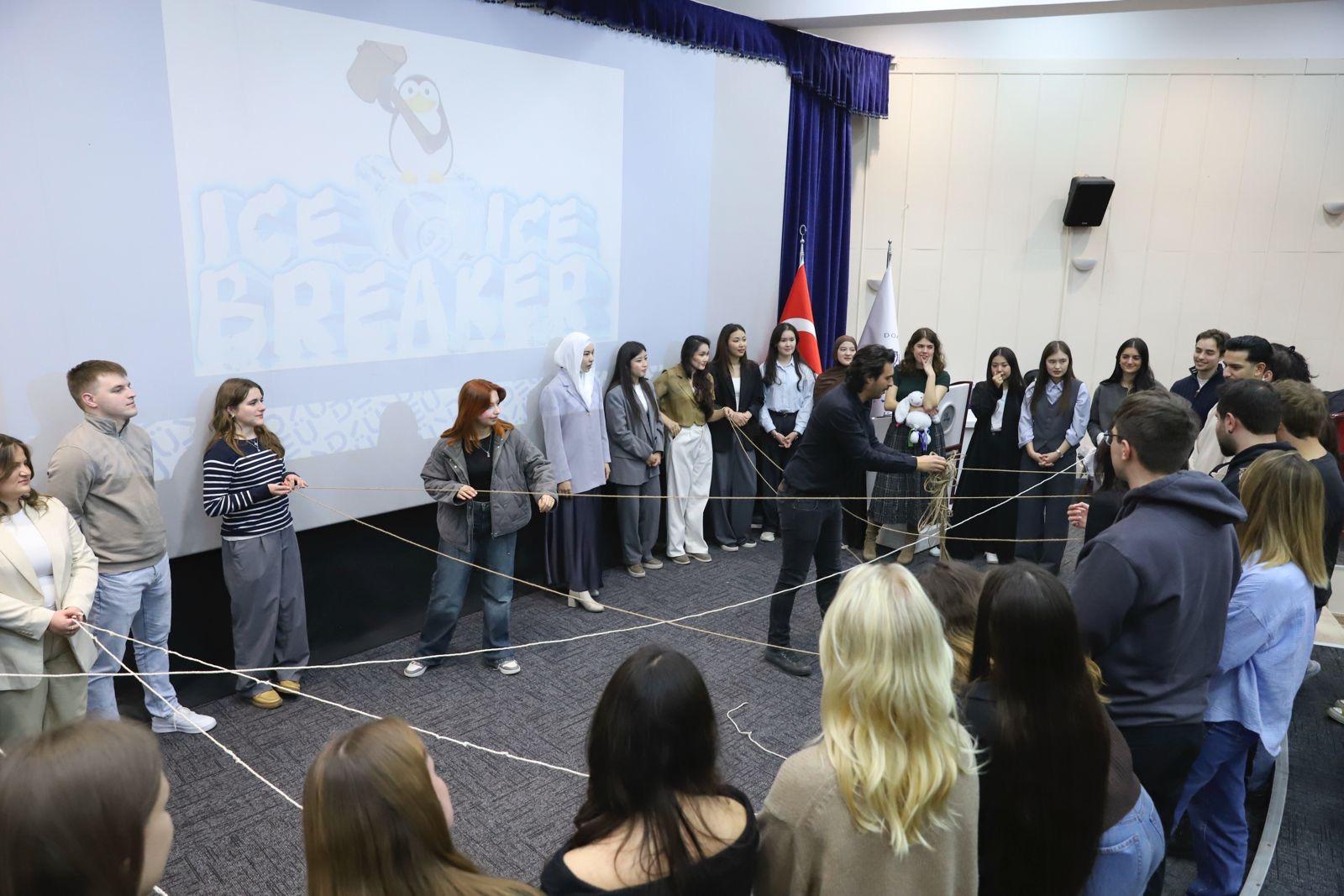 DEÜ'DE ULUSLARARASI BULUŞMA: ERASMUS ÖĞRENCİLERİ İZMİR'DE!