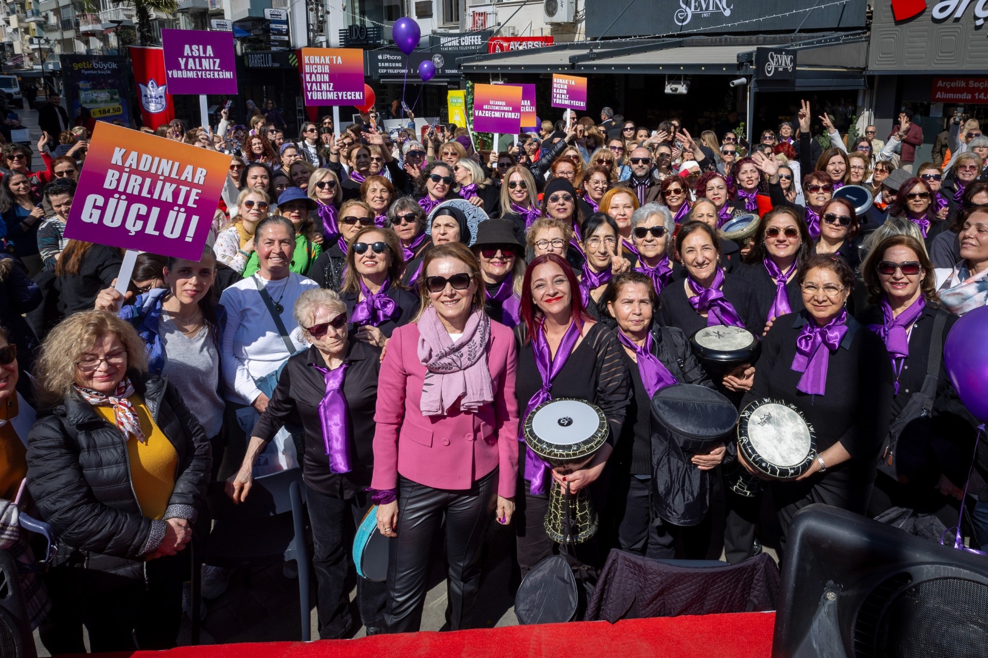 ​Kadınlar seslerini Konak'tan duyurdu: Mücadelemizden bir adım bile geri gitmeyeceğiz