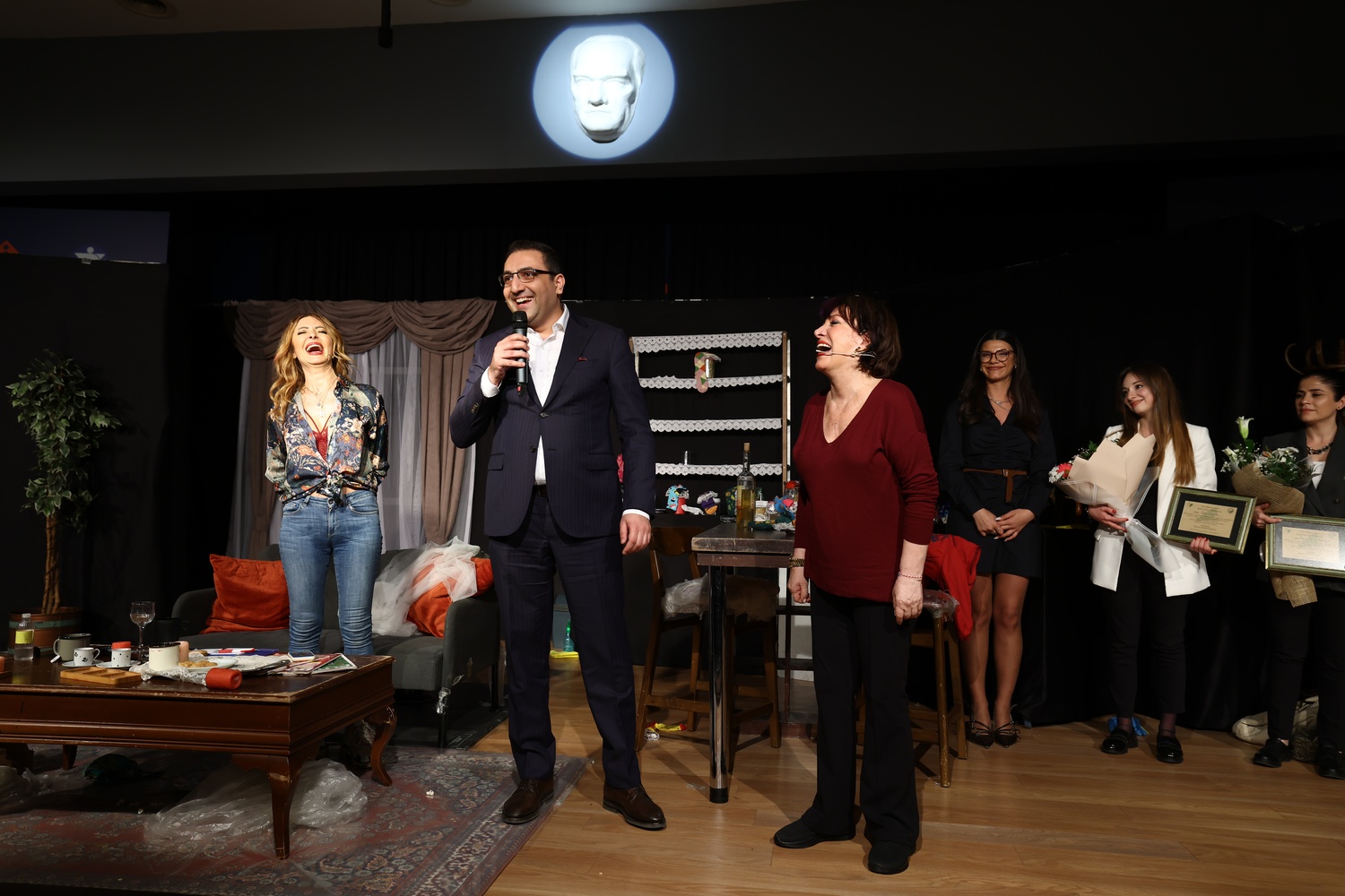 Plastik Aşklar'a ayakta alkış