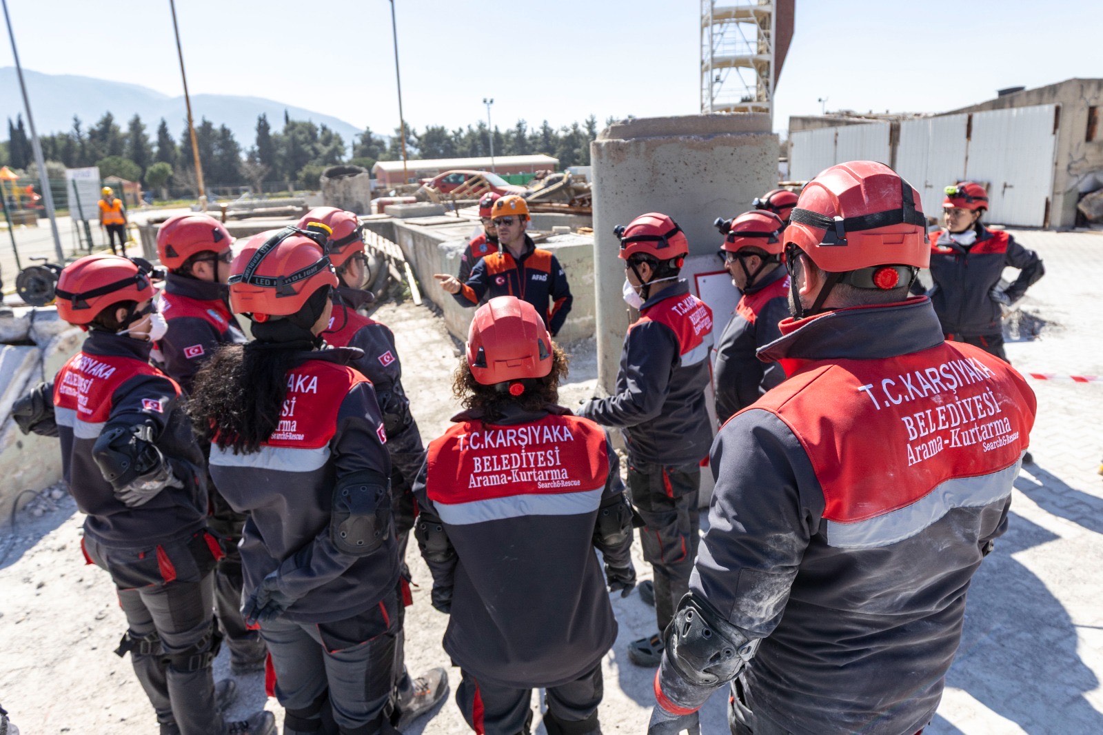 Karşıyaka Belediyesi Arama Kurtarma Ekibi’ne enkaz eğitimi