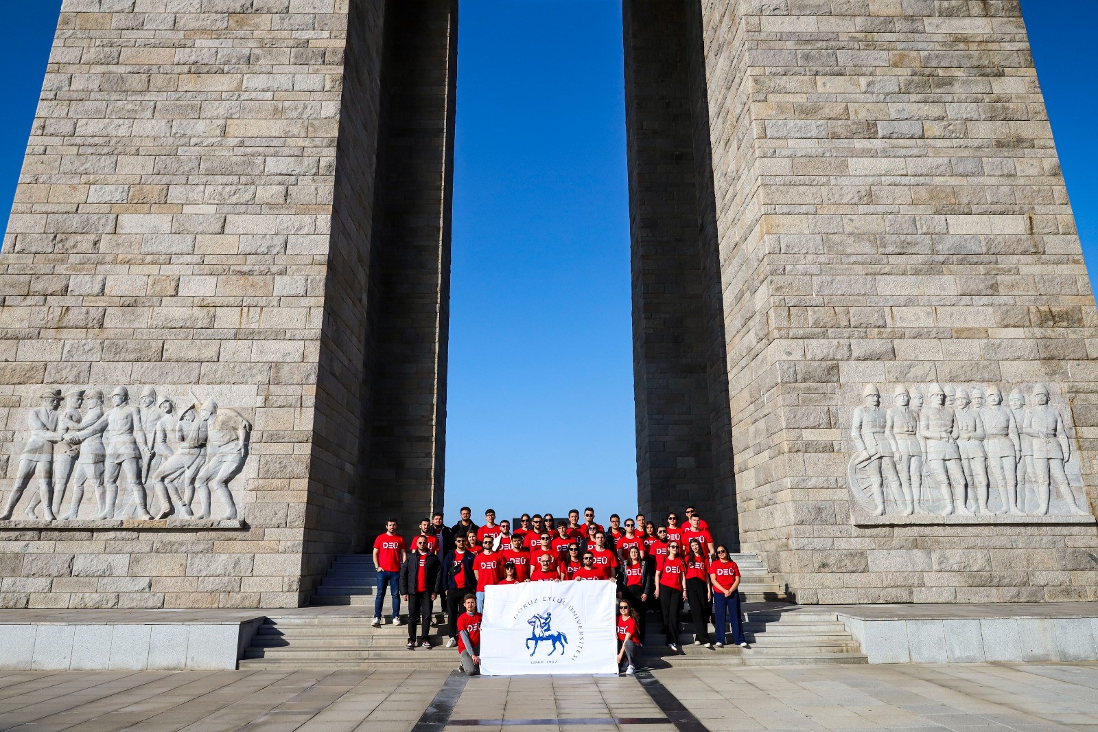 DEÜ ÖĞRENCİLERİ ÇANAKKALE'DE ŞEHİTLERİ ANDI