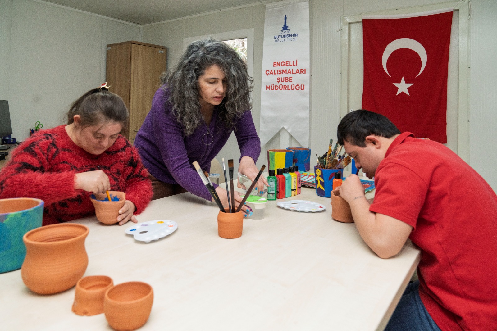 Aileleri İzmir Büyükşehir Belediyesi’ni “yuva” olarak görüyor