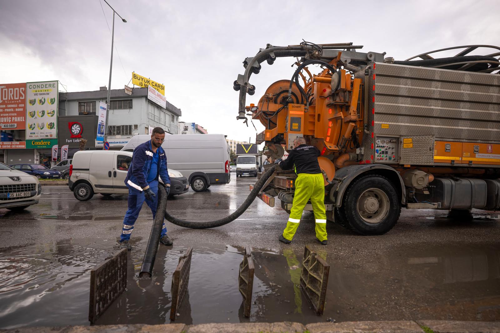 İzmir’de yağmur alarmı İZSU ekipleri tam kadro sahada