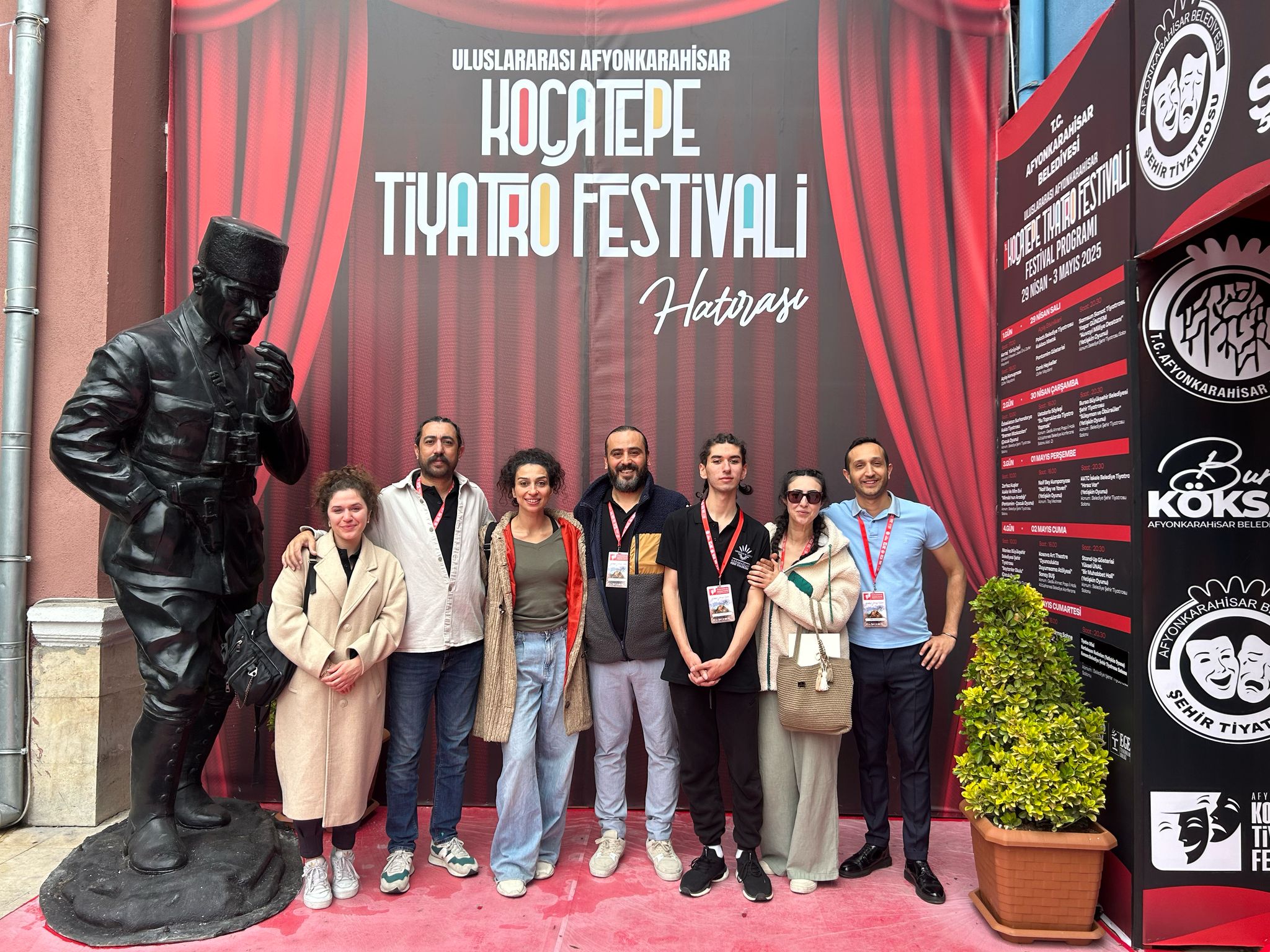 Alkışlar Karabağlar Kent Tiyatrosu’na