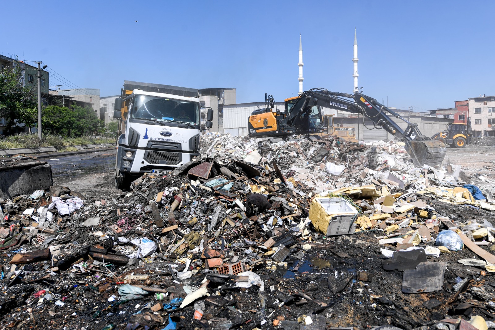 Büyükşehir'den Buca'da temizlik operasyonu