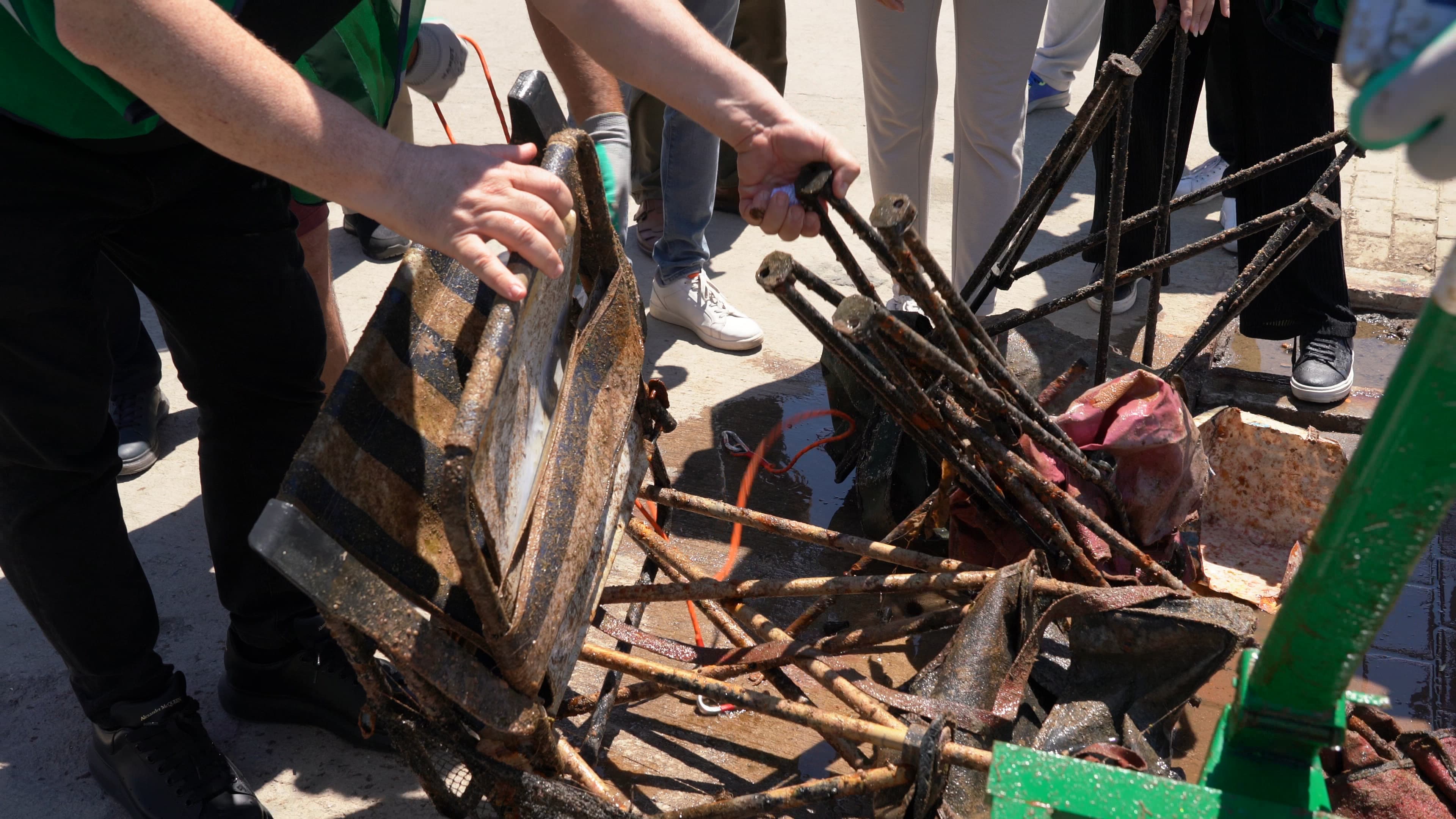 AK Parti İzmir'den Dünya Çevre Günü'nde denizde dip tarama temizliği!