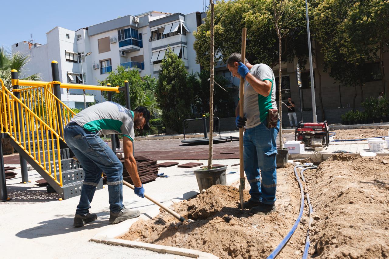 Balçova’da park yenileme ve çevre düzenleme mesaisi