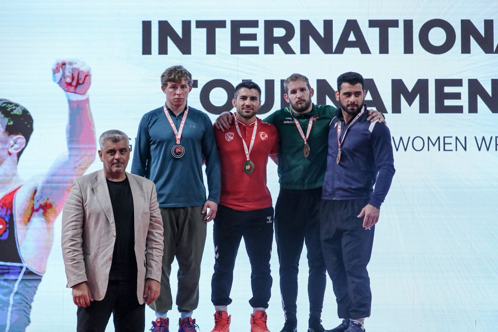 İzmir Büyükşehir Belediyesi güreşte de zirvede