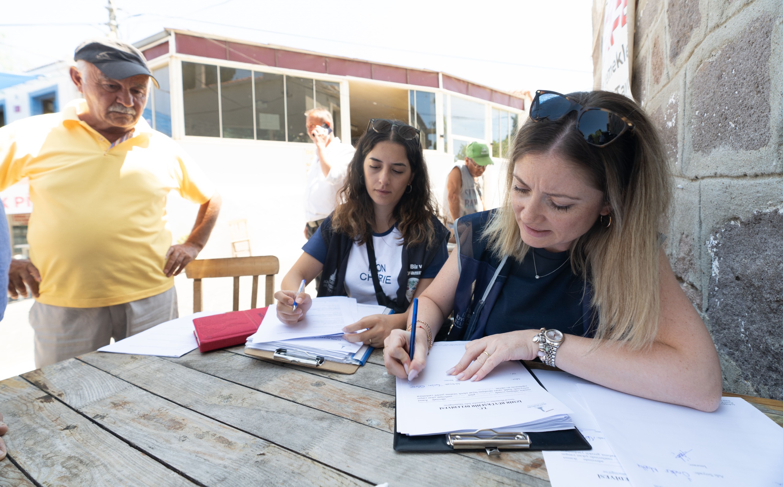 İzmir Büyükşehir Belediyesi saha ekipleri yangının yaralarını sarıyor