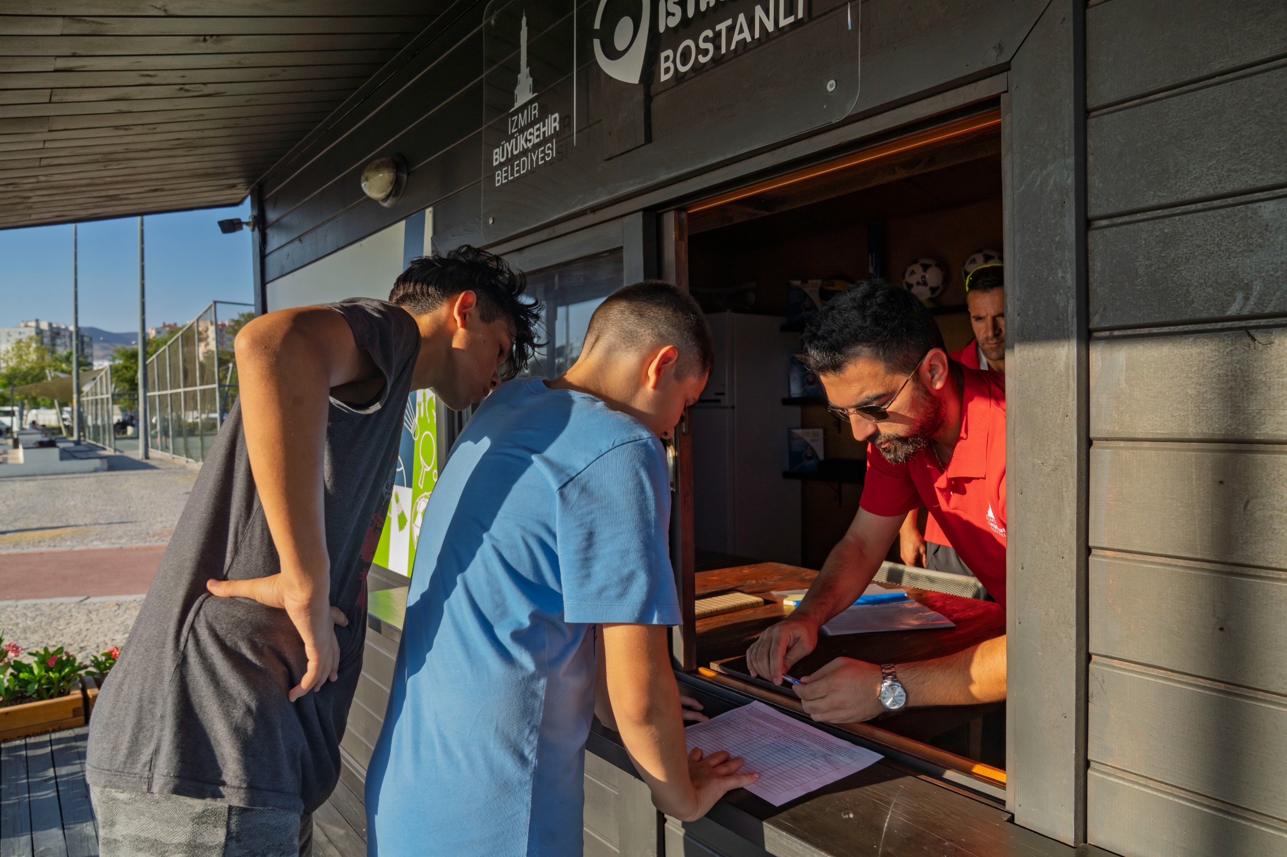 Spor istasyonlarının üçüncüsü Bostanlı’da hizmete açıldı