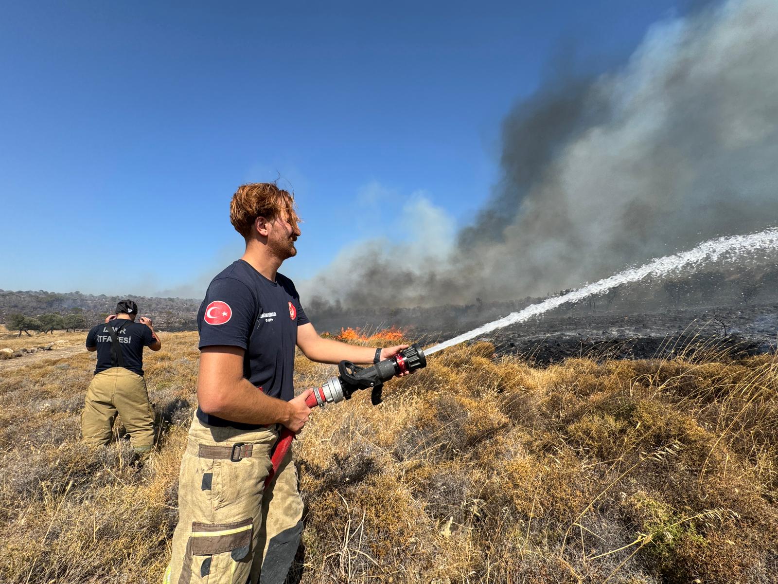 İzmir İtfaiyesi kentsel ve kırsal yangınlarla mücadele ediyor