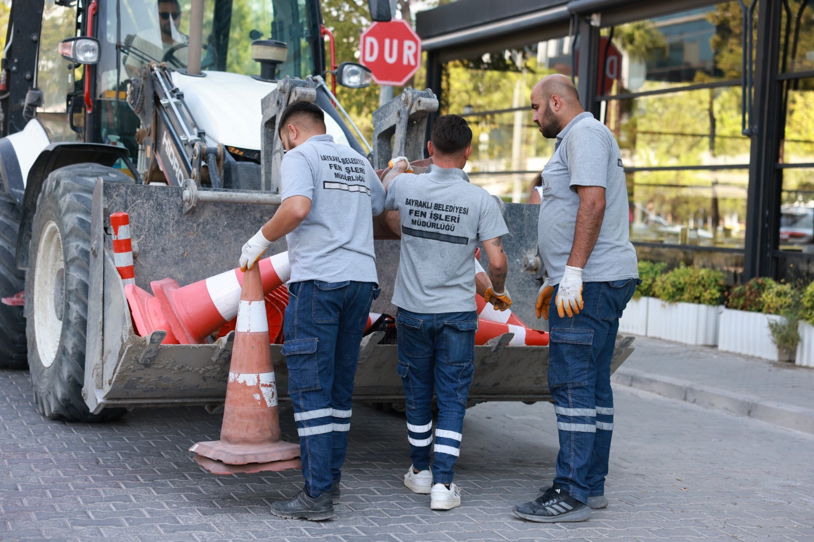 Bayraklı'da kaldırım işgallerine geçit yok