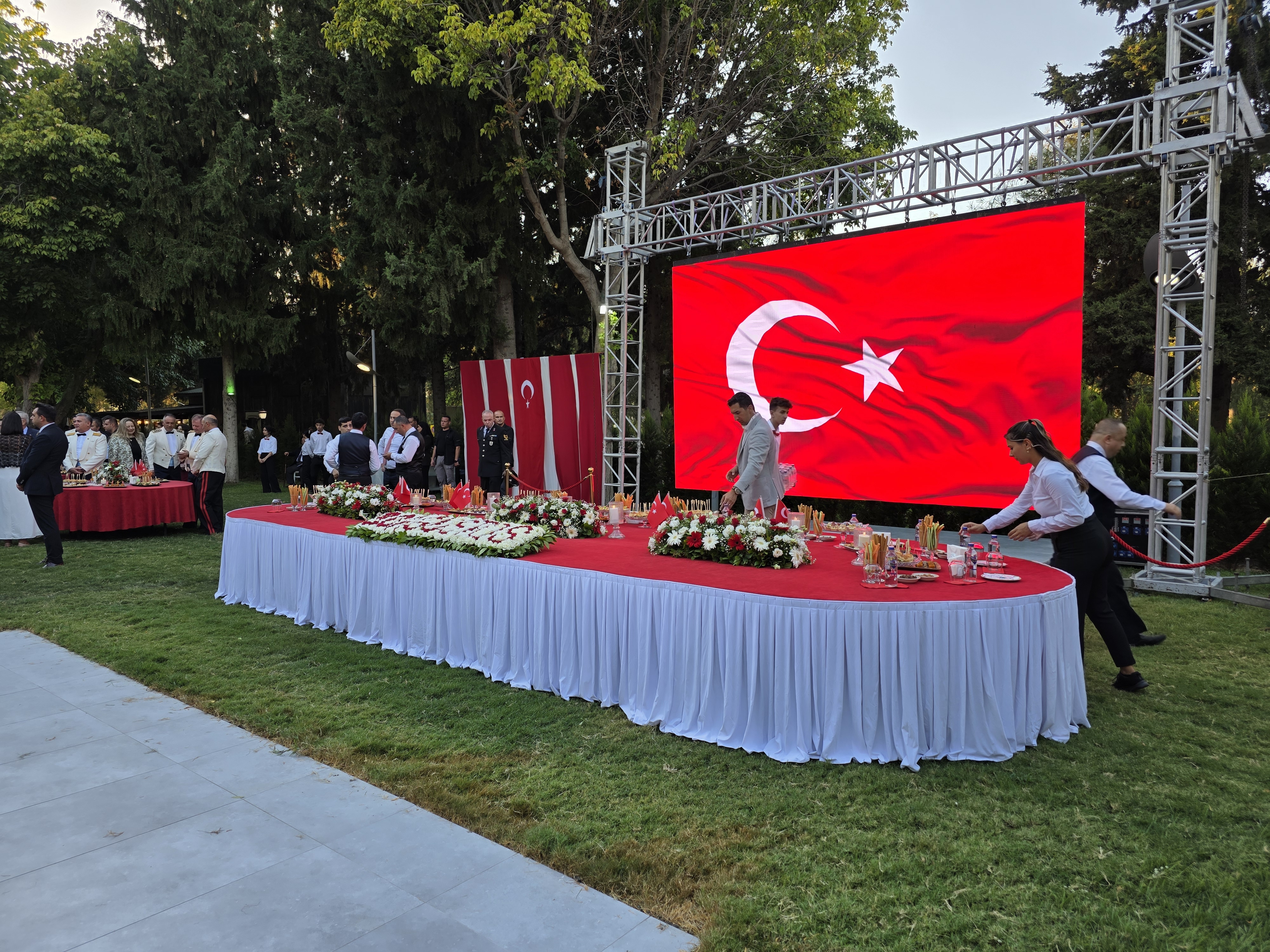 CUMHURİYETİMİZE SAHİBİZ, DÜŞMANA GEÇiT VERMEYiZ!