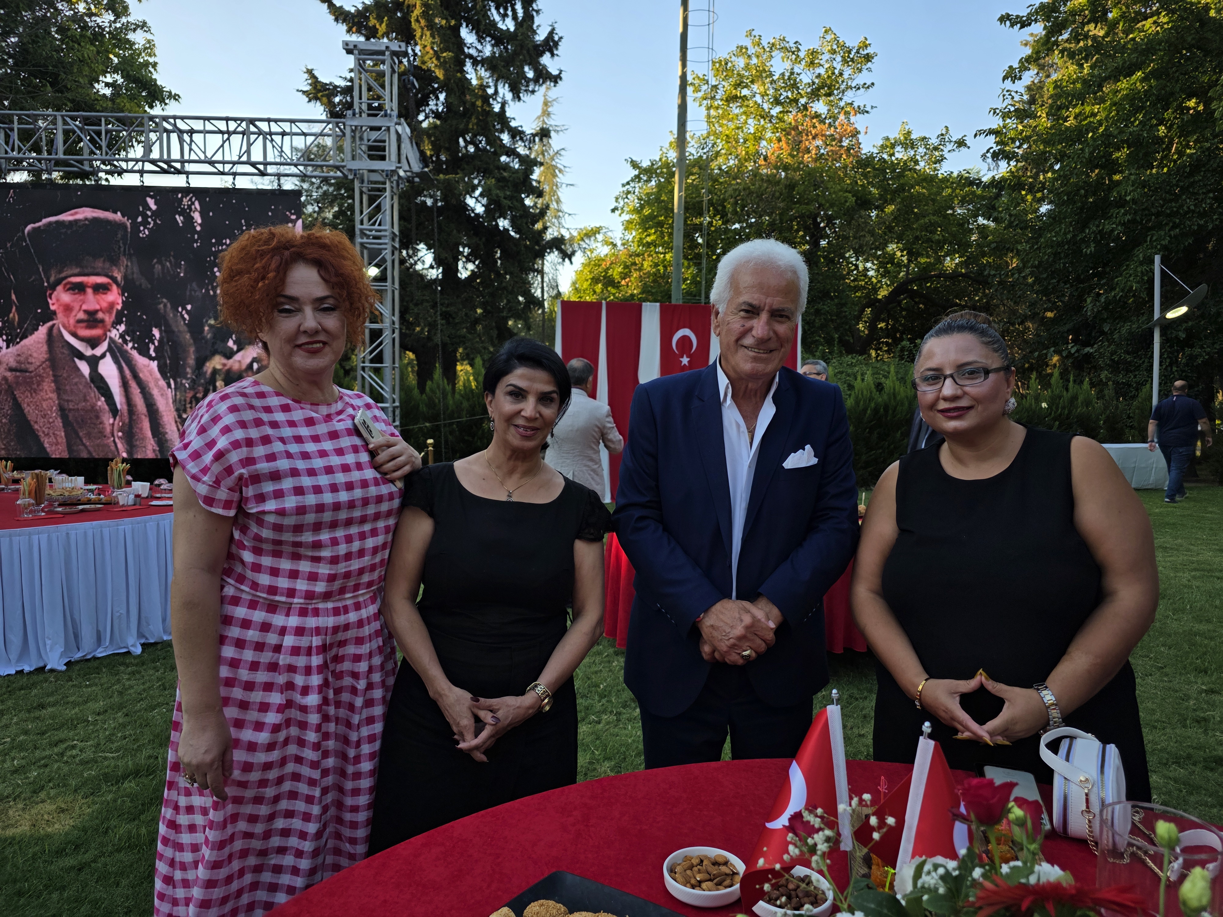 CUMHURİYETİMİZE SAHİBİZ, DÜŞMANA GEÇiT VERMEYiZ!