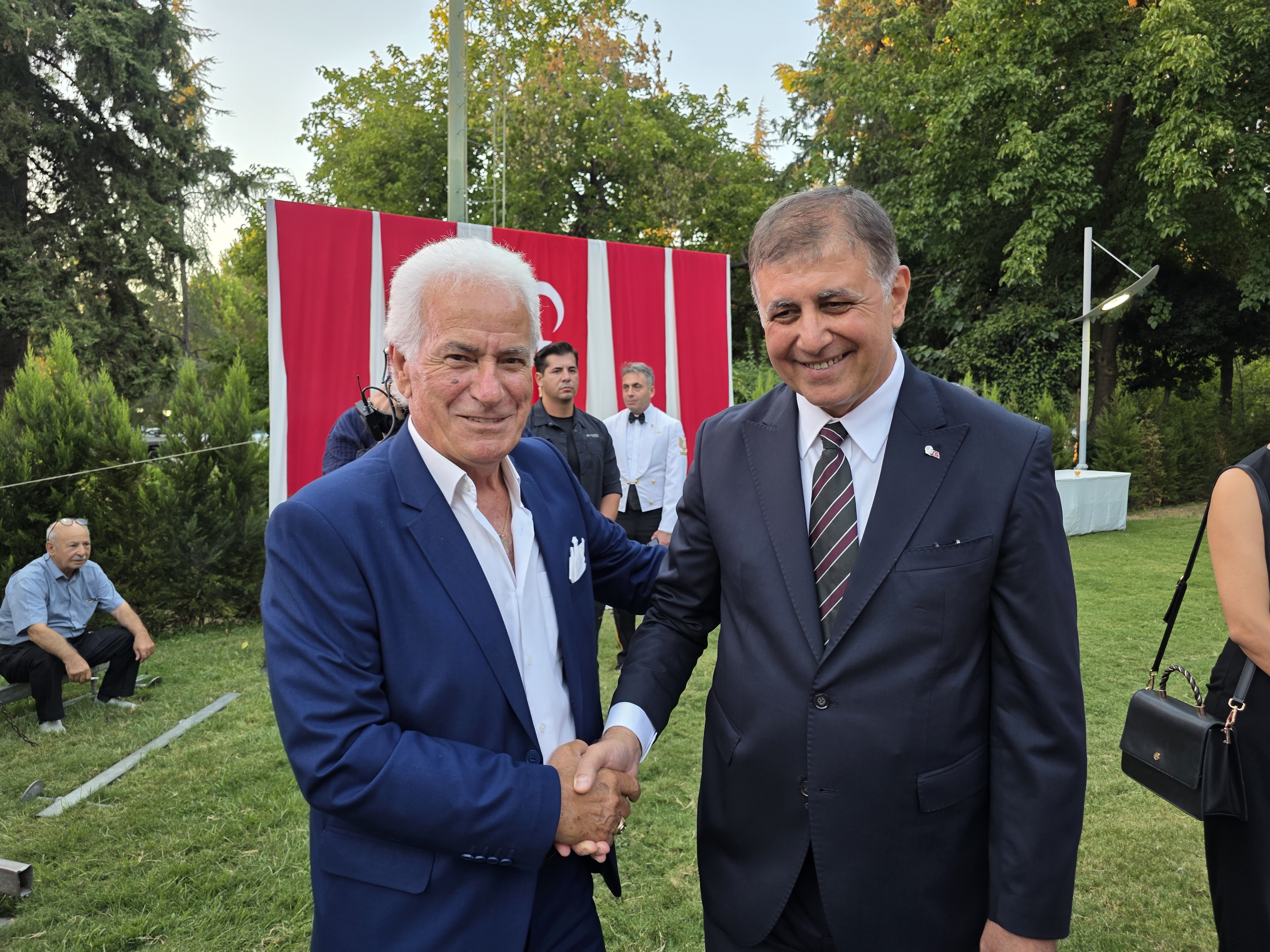 CUMHURİYETİMİZE SAHİBİZ, DÜŞMANA GEÇiT VERMEYiZ!