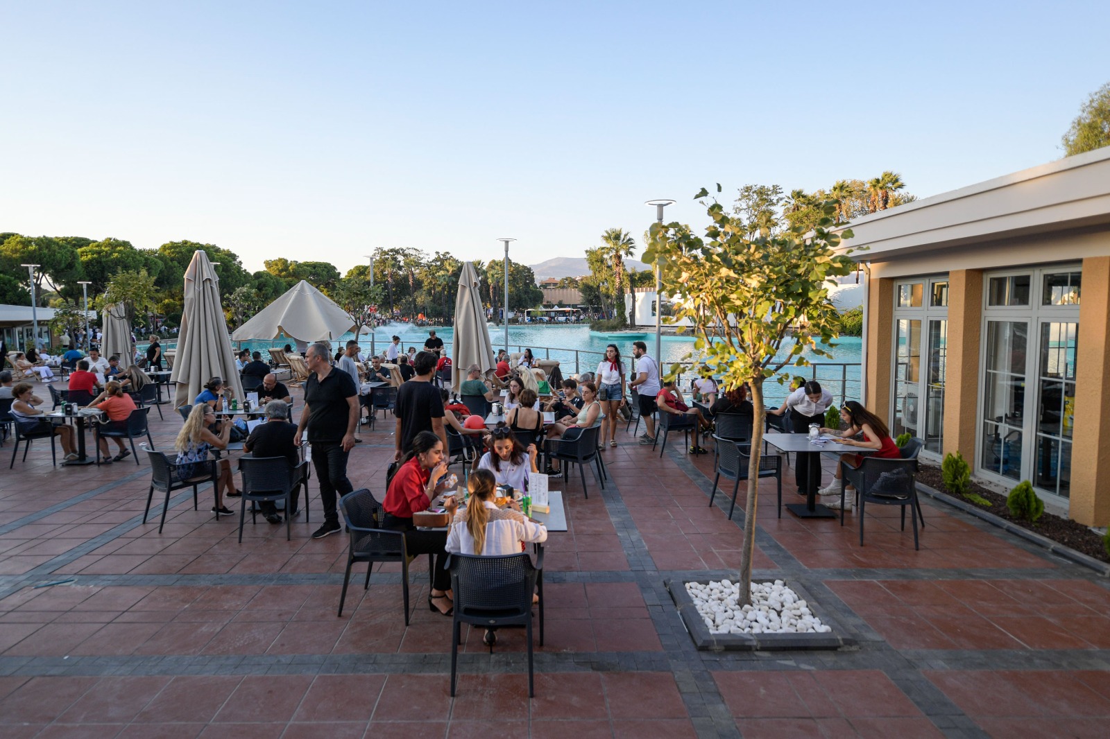 İzmirliler yenilenen Göl Gazinosu’na akın etti